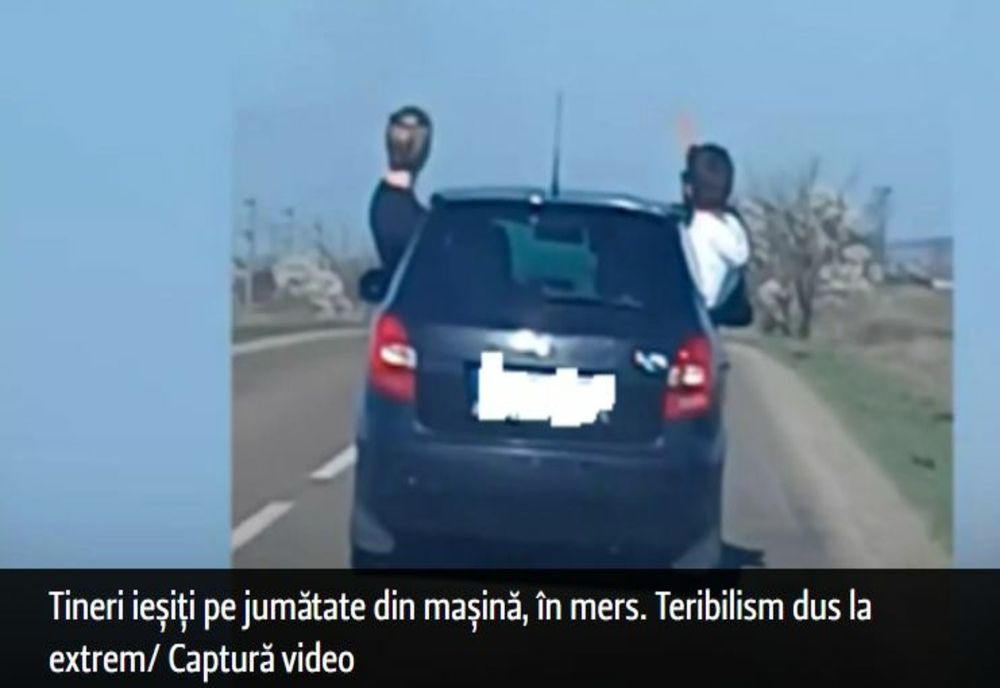 Tineri ieșiți pe jumătate din mașină, în mers! Teribilism dus la extrem