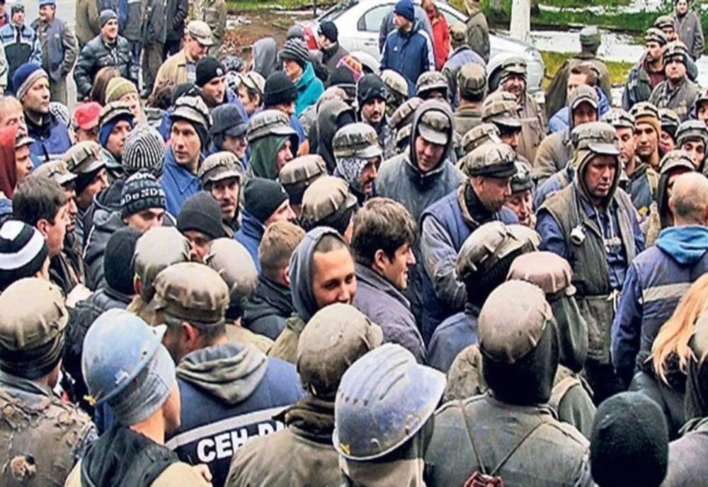 MINERII DIN VALEA JIULUI, PREZENȚI LA MITINGUL CONFEDERAȚIILOR SINDICALE DE LA BUCUREȘTI. MAI MULTE MINE, ÎN PERICOL DE ÎNCHIDERE