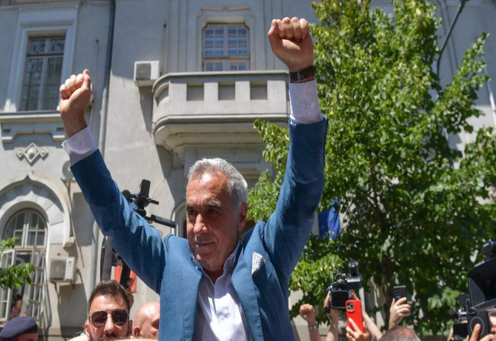 CĂLIN GEORGESCU CHEAMĂ ROMÂNII SĂ-ȘI AJUTE FRAȚII AFECTAȚI DE VIITURI. S-A STABILIT PUNCTUL DE ÎNTÂLNIRE: ”VENIȚI CU CE PUTEȚI: O LOPATĂ PENTRU DECOLMATAT, ALIMENTE DE ÎMPĂRȚIT, APĂ”