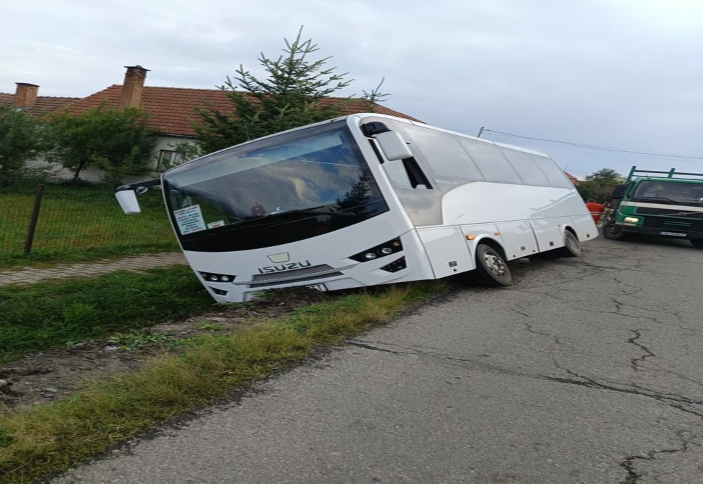 14 COPII BLOCAȚI ÎNTR-UN AUTOBUZ CARE A AJUNS ÎN ȘANȚ