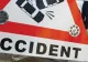 Un stâlp a căzut peste o maşină, la Sânmartin. Traficul este blocat.