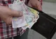 Prinşi după ce au înşelat mai mulţi comercianţi