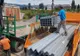 FOTO: Se montează parapete metalice pe derumurile naţionale din Harghita