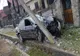 Au dărâmat un stâlp electric şi s-au oprit cu maşina într-un gard