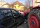 Au intrat cu tractorul în mașina unui localnic, apoi i-au spart și geamurile casei