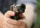 Bătrân de 83 de ani reținut după ce a amenințat cu pistolul un bărbat