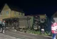ȘOFER RĂNIT DUPĂ CE CAMIONUL PE CARE ÎL CONDUCEA S-A OPRIT ÎN PERETELE UNEI CASE