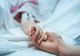 4 frați, în starea gravă la spital după ce mama lor i-a spălat cu o substanță chimică pentru a-i scăpa de păduchi! Viața copiilor, în pericol